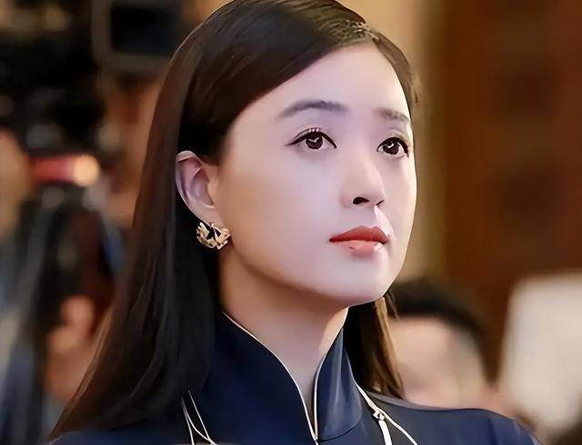 和蒋欣相恋多年，却转身娶了小4岁同校师妹，如今爱情事业双丰收