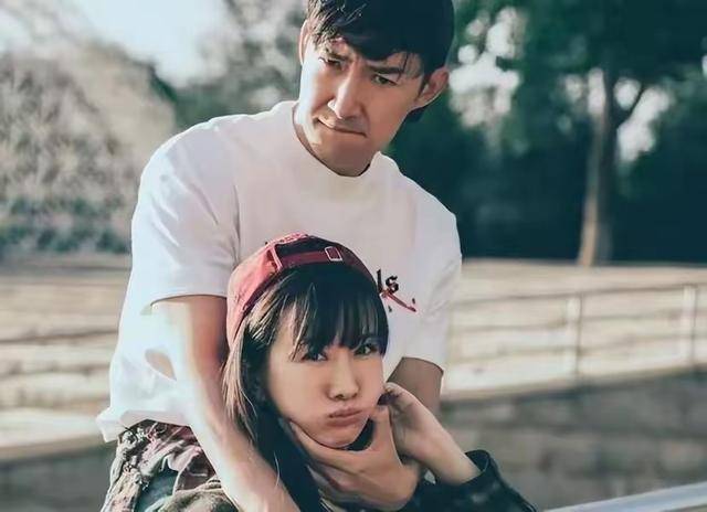 和蒋欣相恋多年，却转身娶了小4岁同校师妹，如今爱情事业双丰收