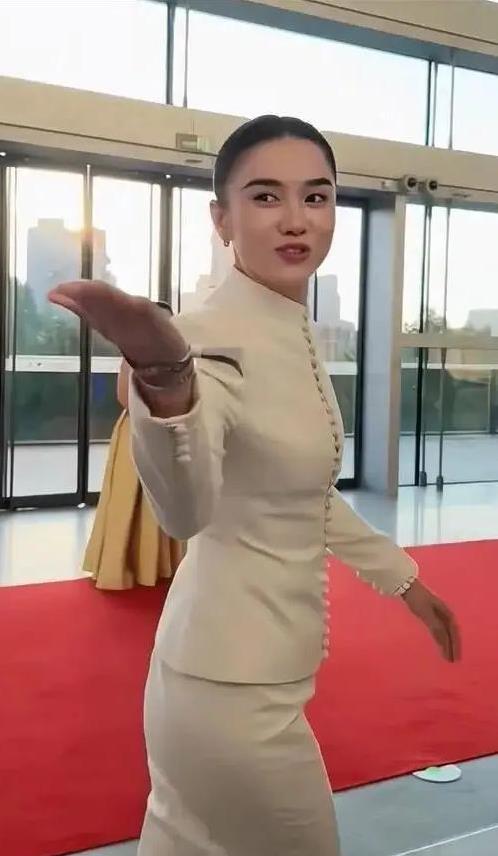 宋佳王伟隐婚两年被拍倒垃圾，姐弟恋甜蜜日常藏不住了？