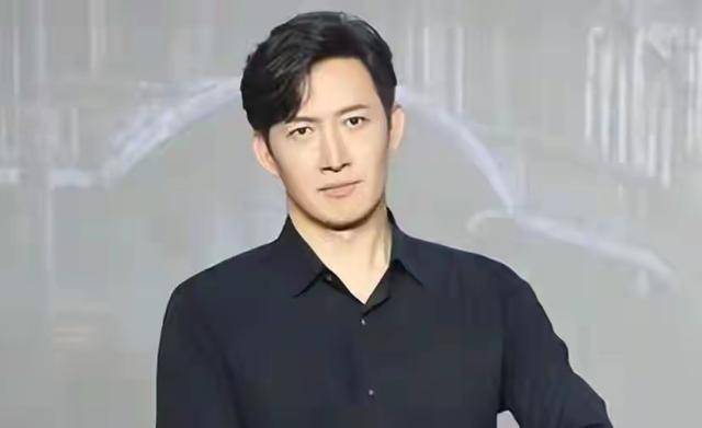  和蒋欣相恋多年，却转身娶了小4岁同校师妹，如今爱情事业双丰收