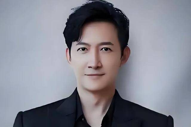 和蒋欣相恋多年，却转身娶了小4岁同校师妹，如今爱情事业双丰收