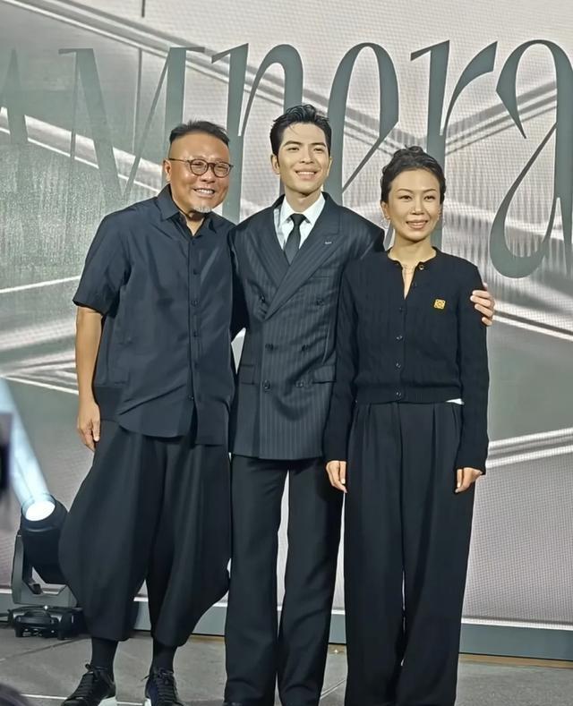 萧敬腾带老婆出席活动，林有慧脸不年轻气质却好，越来越有夫妻相