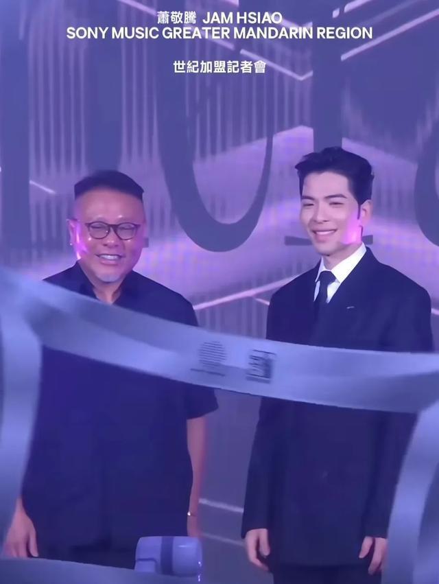 萧敬腾带老婆出席活动，林有慧脸不年轻气质却好，越来越有夫妻相