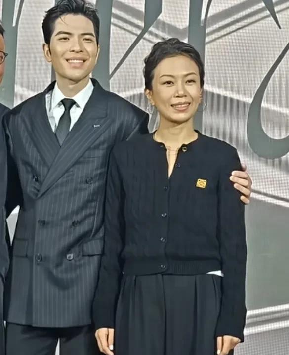 萧敬腾带老婆出席活动，林有慧脸不年轻气质却好，越来越有夫妻相