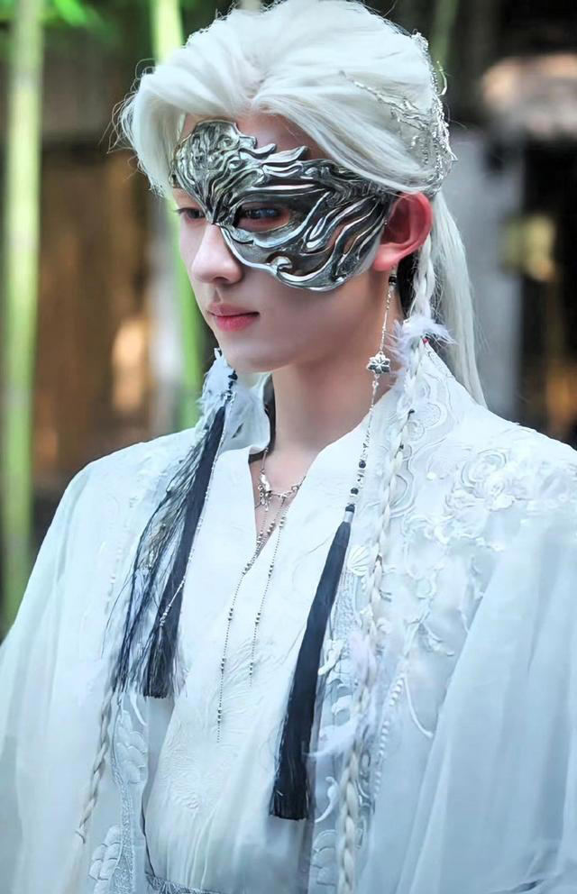 红果演员人气榜最新排名，李柯以只能第三，第一名断层领跑榜首