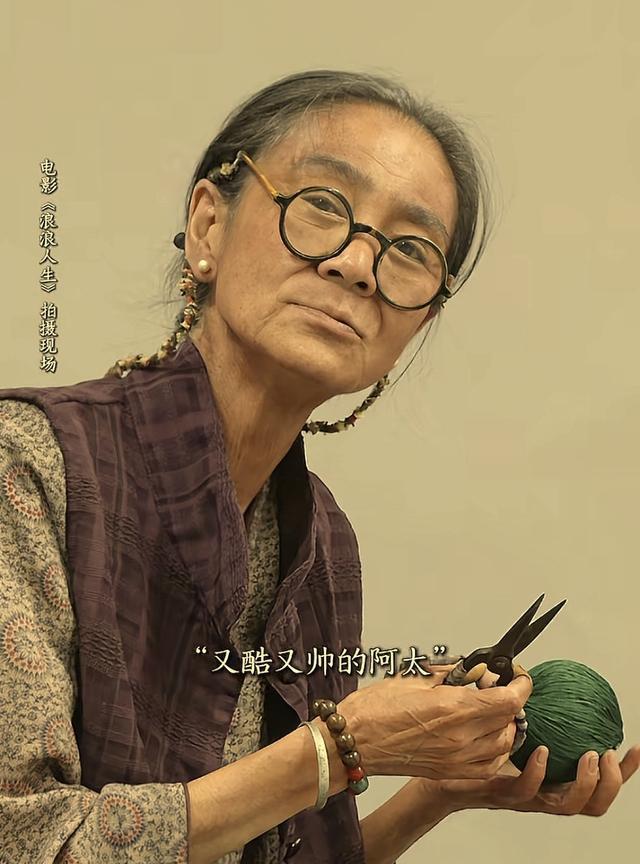 65岁刘雪华新造型曝光，眉毛变淡老年斑嘴唇干瘪，殷桃直呼认不出