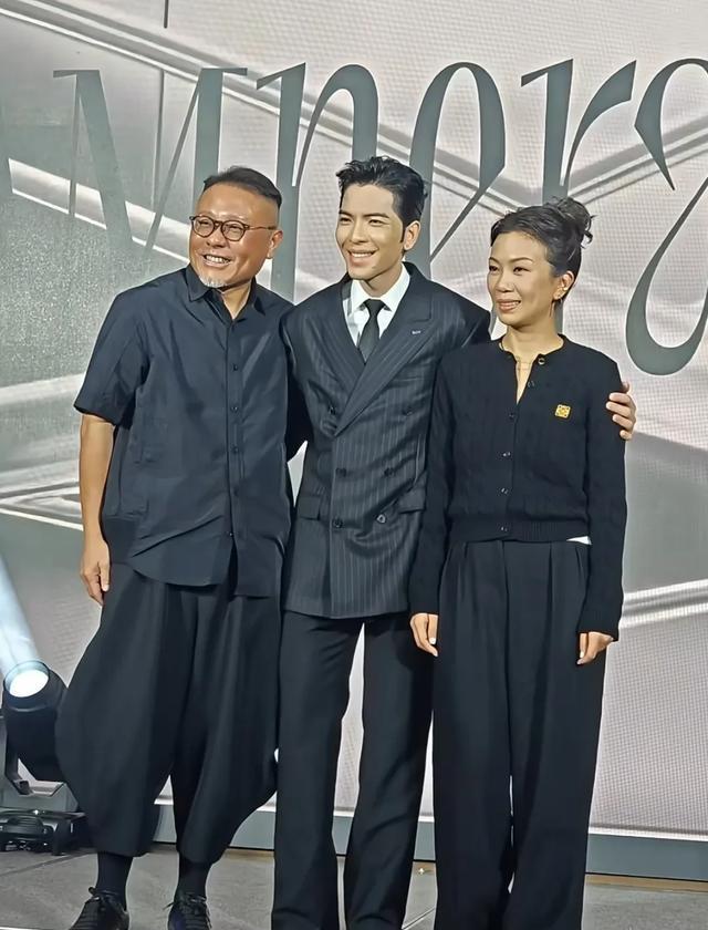 萧敬腾带老婆出席活动，林有慧脸不年轻气质却好，越来越有夫妻相