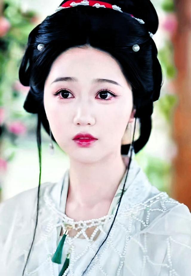 红果演员人气榜最新排名，李柯以只能第三，第一名断层领跑榜首