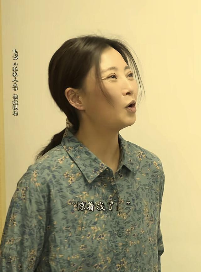 65岁刘雪华新造型曝光，眉毛变淡老年斑嘴唇干瘪，殷桃直呼认不出