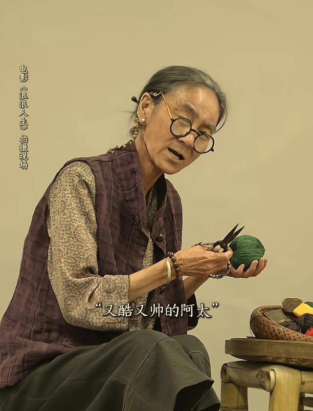 65岁刘雪华新造型曝光，眉毛变淡老年斑嘴唇干瘪，殷桃直呼认不出