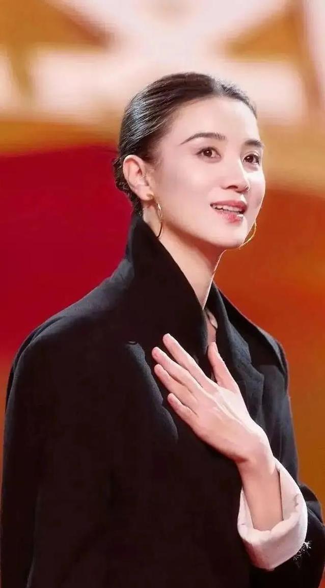 宋佳王伟隐婚两年被拍倒垃圾，姐弟恋甜蜜日常藏不住了？