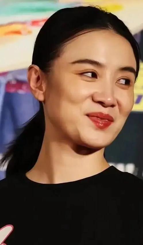 宋佳王伟隐婚两年被拍倒垃圾，姐弟恋甜蜜日常藏不住了？