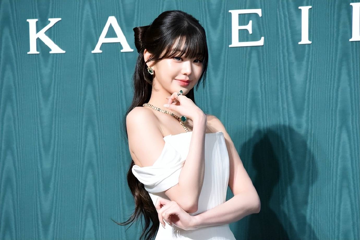 “不敢相信发生了什么，我们太可爱了！”——这是IVE成员张元英9月17日在个人社交账号上写下的生日感言。不过看完她晒出的庆生现场，不敢相信的恐怕是刷到帖子的网友：这排面，不愧是“顶级女爱豆的生日规格”！ 照片中，张元英不是在普通餐厅，而是在