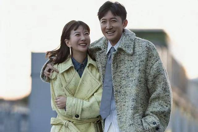 和蒋欣相恋多年，却转身娶了小4岁同校师妹，如今爱情事业双丰收