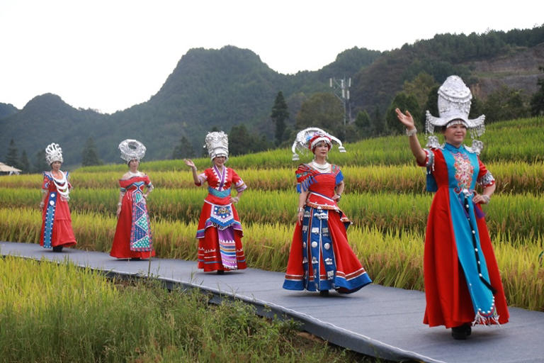 民族服装走秀现场。