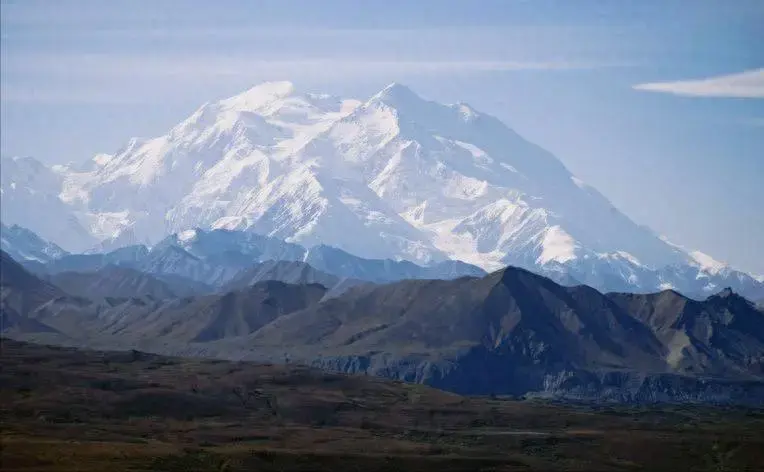 就在我们还在猜想山海经中的万山之祖-昆仑神山到底位于何处的时候，谁也没想到这个问题答案，竟藏在我国青海玛多县的一块刻有秦篆的巨石之中。  神秘刻石现身青海 今年6月，青海玛多县当地牧民在放牧时，无意中发现山上的一块巨石上，竟然有着明显的石