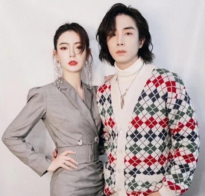 戚薇41岁白裙出场像少女，黑裙转场气质炸裂，网友全被美翻