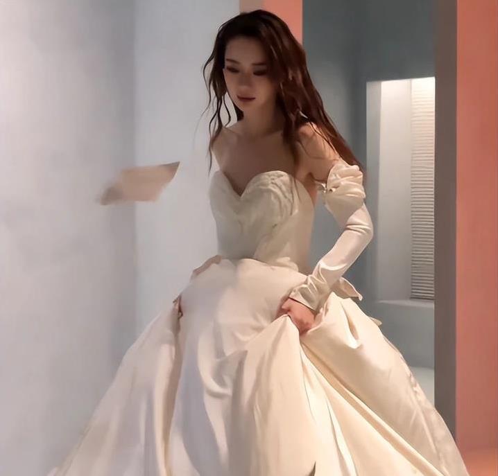 戚薇41岁白裙出场像少女，黑裙转场气质炸裂，网友全被美翻