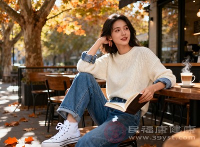 健康成年人可适当减少衣物，让身体逐渐适应寒冷，但当气温低于10℃或出现明显寒意时，需及时保暖