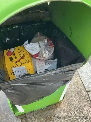 四川一高校再通报“保安将学生外卖扔垃圾桶”：赔偿学生损失，保卫处处长被停职