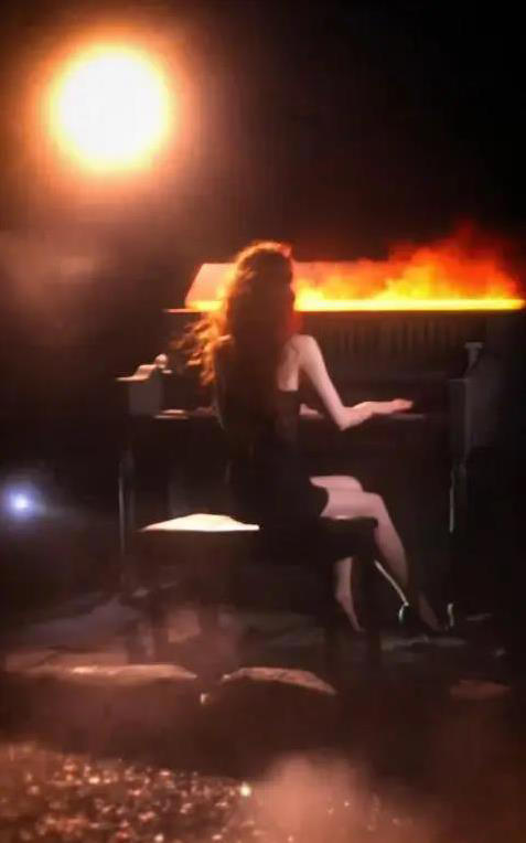 戚薇41岁白裙出场像少女，黑裙转场气质炸裂，网友全被美翻