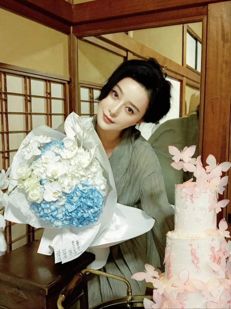 范冰冰刚刚过了44岁生日，一组生日美照在网上疯传，看完不得不感叹，这状态也太好了吧！说她是“冻龄女神”真的一点都不夸张。照片里，范冰冰正在东京度假，身上就穿了一袭简单的灰色长服，朴素得不能再朴素了。 可就是这么简单的衣服，也遮不住她的颜