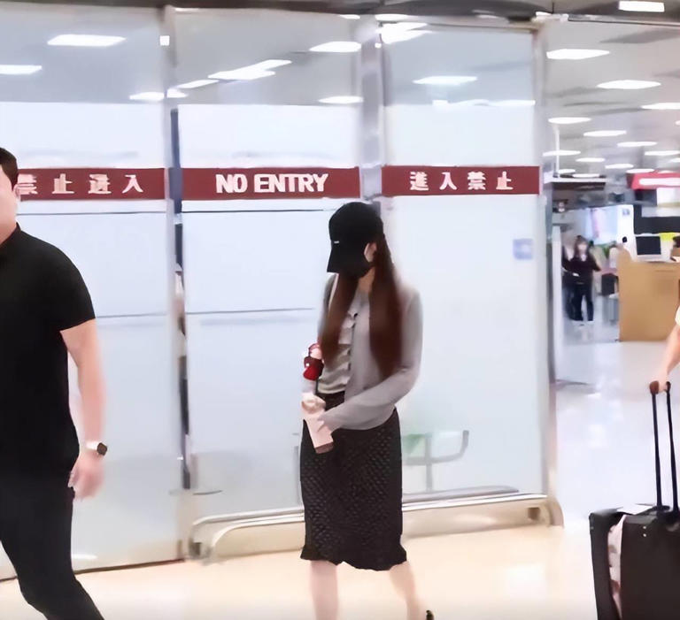 张元英精致装扮现身机场，身后的行李箱爆开引关注