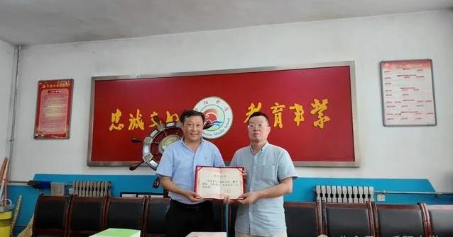 У�Ѿ�ʫ����ȼУ԰���飬ǧ����ѧ����ʫ���ȣ���������