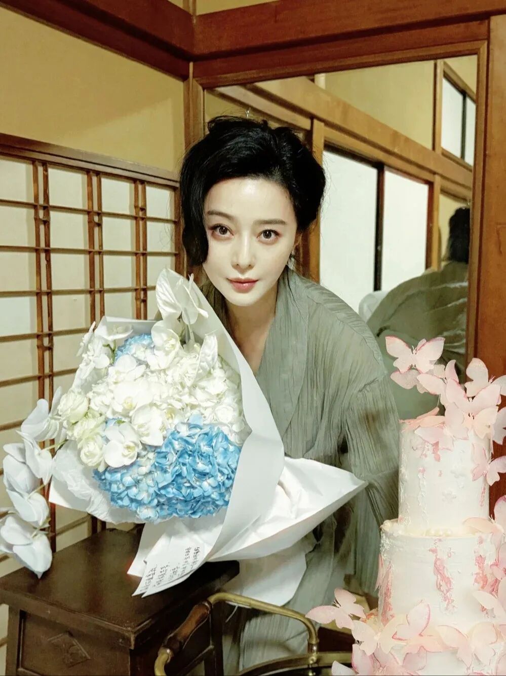 范冰冰44岁生日美照，颜值依旧很能打，说她冻龄一点不为过啊