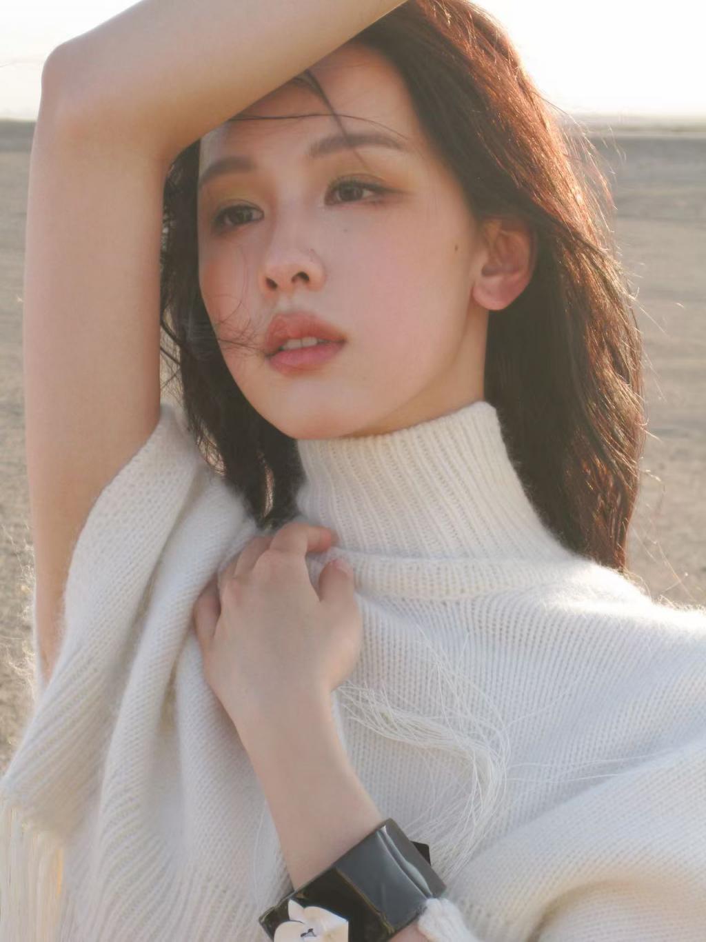 陈都灵发丝飞扬 漫步戈壁滩表现力超强