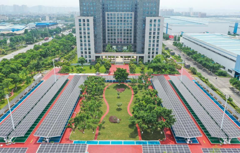 东方汽轮机本部园区综合能源利用项目一期—国内最大的钒液单电堆综合能源示范区项目。东方汽轮机供图