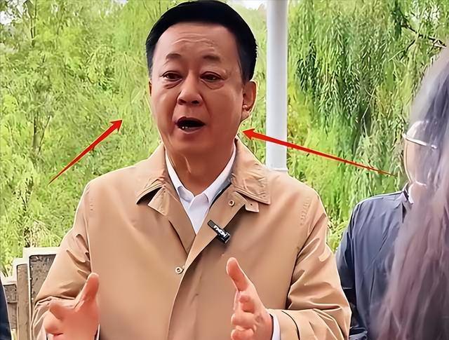 离开央视7年后，如今再看61岁的朱军，面容浮肿，早年风光已不再