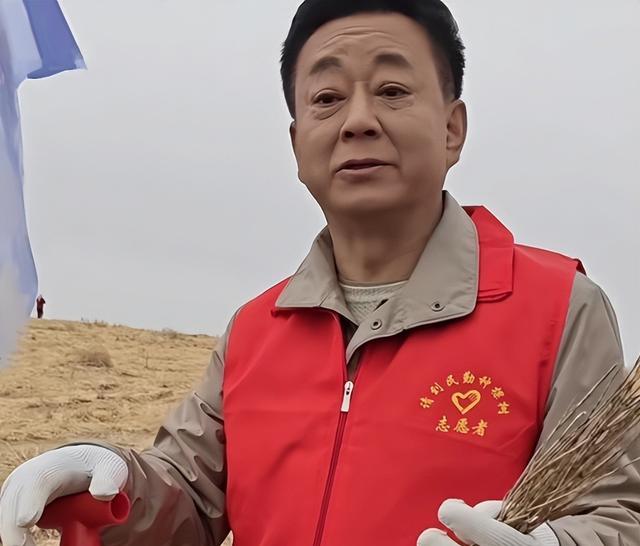 离开央视7年后，如今再看61岁的朱军，面容浮肿，早年风光已不再