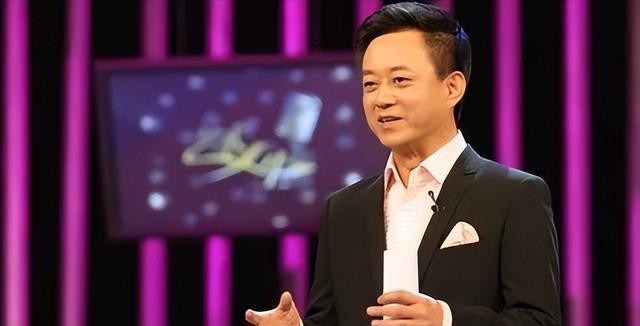 离开央视7年后，如今再看61岁的朱军，面容浮肿，早年风光已不再