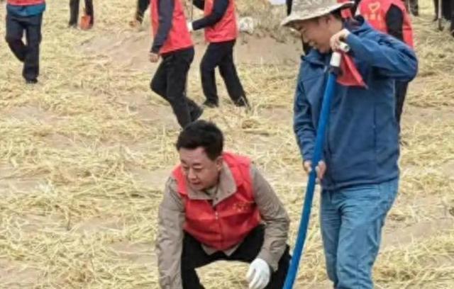 离开央视7年后，如今再看61岁的朱军，面容浮肿，早年风光已不再