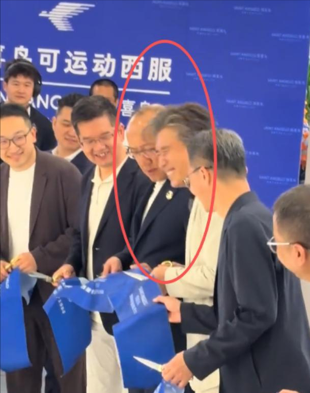刚红就塌了？50岁李乃文装可爱惹老总不耐烦，评论区翻车恶评如潮