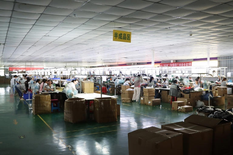 企业忙订单、抓生产。
