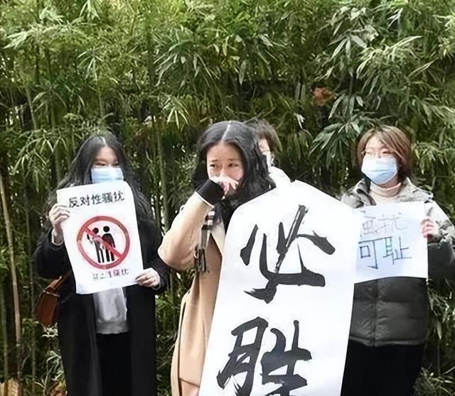 离开央视7年后，如今再看61岁的朱军，面容浮肿，早年风光已不再