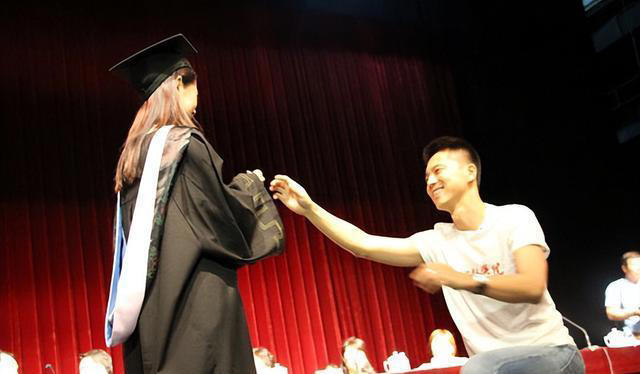 40岁李小萌：我这辈子最正确的决定，就是嫁给名气不如自己的王雷