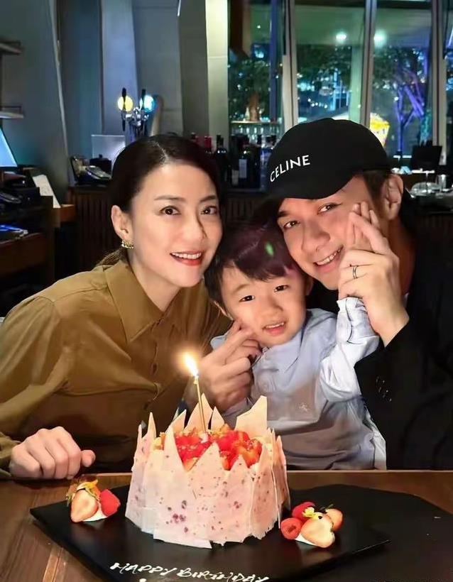 默默等他20年，助理身份藏真爱，53岁生子圆梦