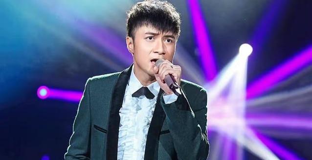 默默等他20年，助理身份藏真爱，53岁生子圆梦