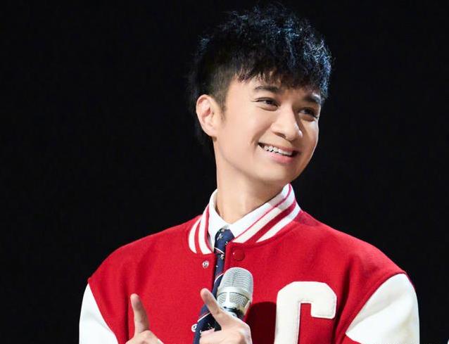 默默等他20年，助理身份藏真爱，53岁生子圆梦