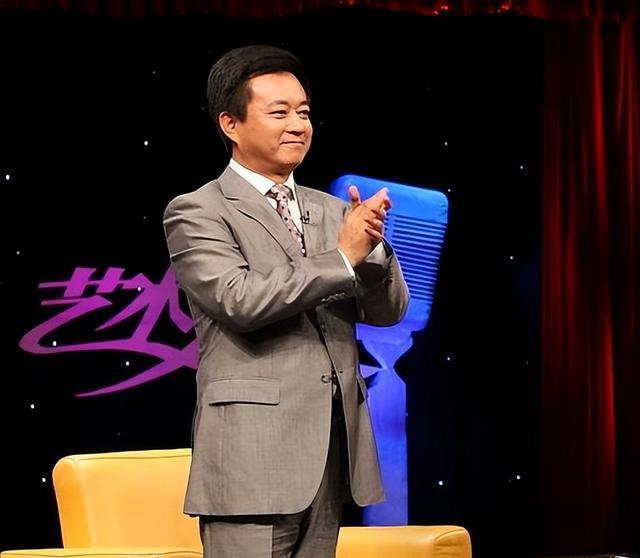 离开央视7年后，如今再看61岁的朱军，面容浮肿，早年风光已不再