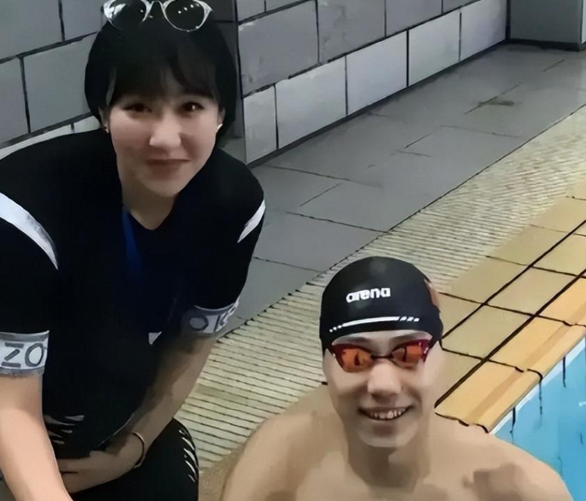 �ԡ�������δ���ޡ��Ծӣ����Լ���װ��һ�����ز�ǧ�𡱵����󣬽����ͷ��ȫ������һ��ƭ�֡� Ϊ���ܹ������Լ�α������ݣ���ϧ��Ǯ��������α���ʲ����ó�60���ϵ���ƭ��ƭȡ�����Ǹߴ�����Ԫ�� �ɲ������Լ��Ķ������ն���¶�����ţ����ž����Ľ�