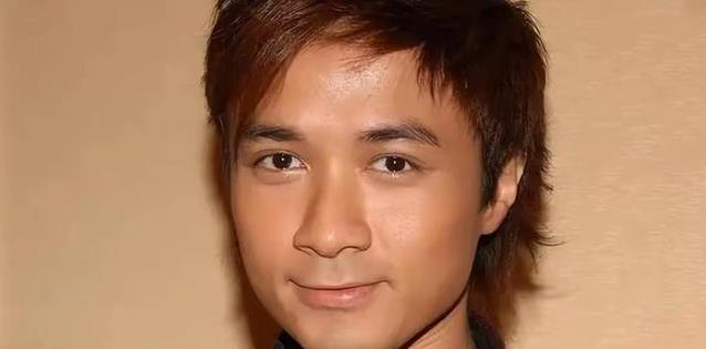 默默等他20年，助理身份藏真爱，53岁生子圆梦