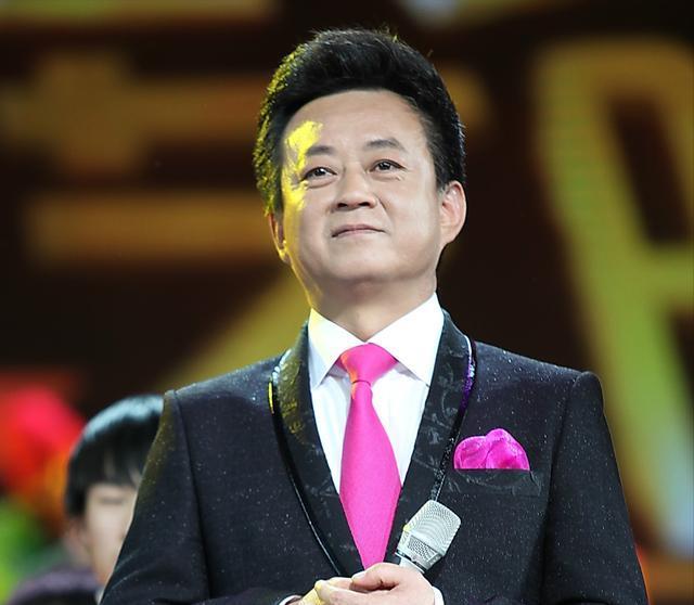 离开央视7年后，如今再看61岁的朱军，面容浮肿，早年风光已不再