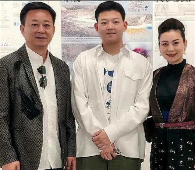 离开央视7年后，如今再看61岁的朱军，面容浮肿，早年风光已不再