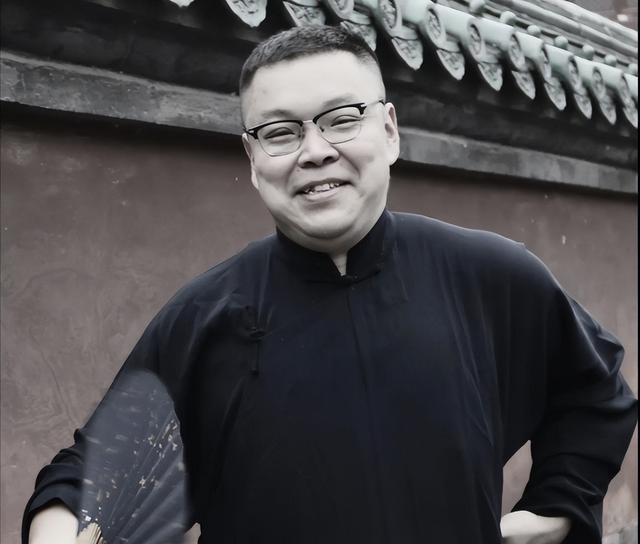 痛心！相声演员修明炎去世，仅42岁，一家三口都没了，搭档曝死因