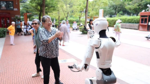 机器人走进养老院 养老金融“活水”护航