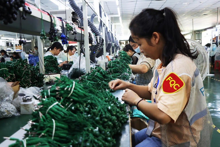 企业忙订单、抓生产。